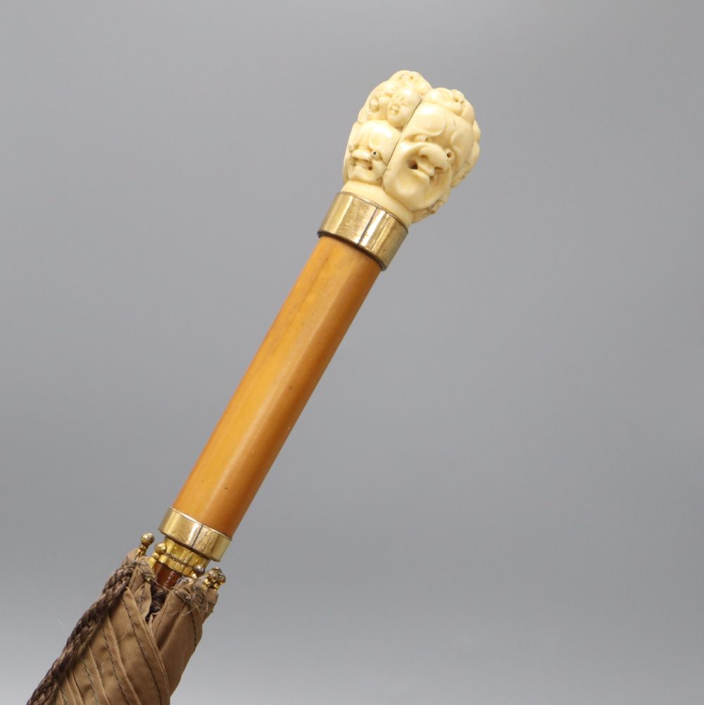 An umbrella with a carved Chinese ivory handle, c.1900, length 73cm